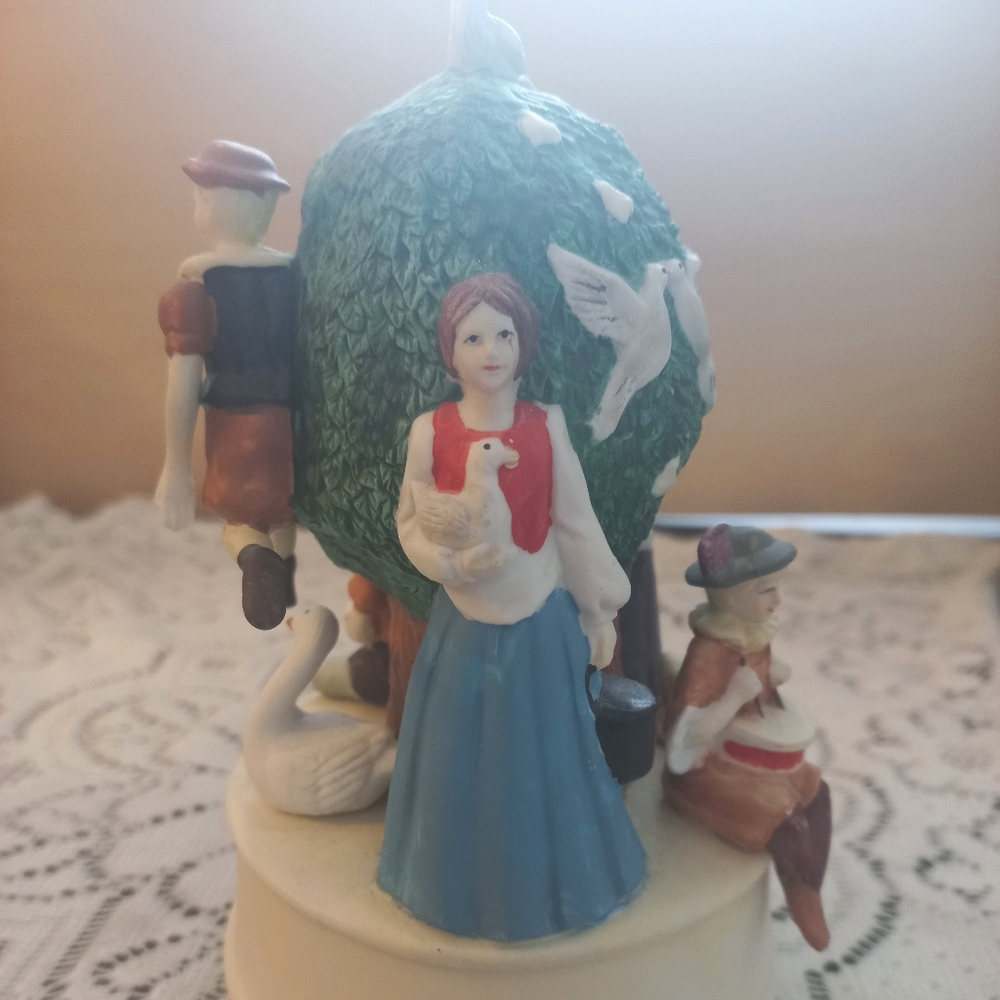House Of Lloyd Twelve Days of Christmas Rotating Porcelain Bisque Music Box EUC